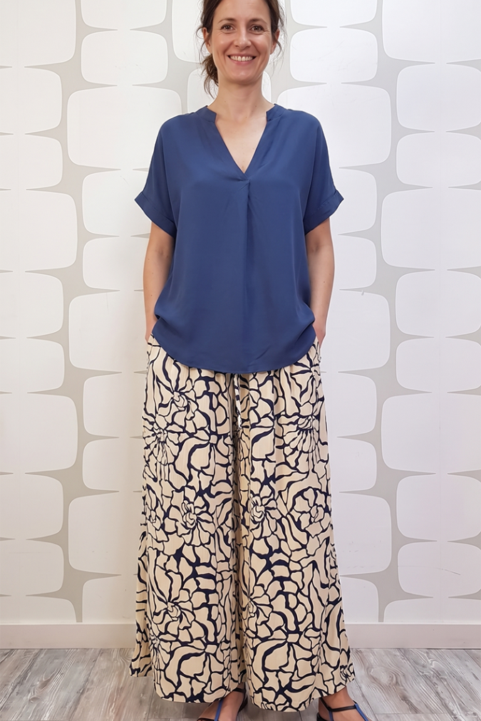 outfit con Blusa Aurore blu e Pantalone Anais panna e blu