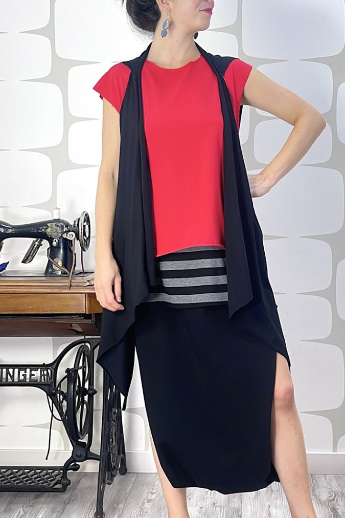 outfit con maglia avaler sartoriale rossa, pantagonna jupe sartoriale nera, canotta a riga larga grigio e nero e gilet jeremie sartoriale nero