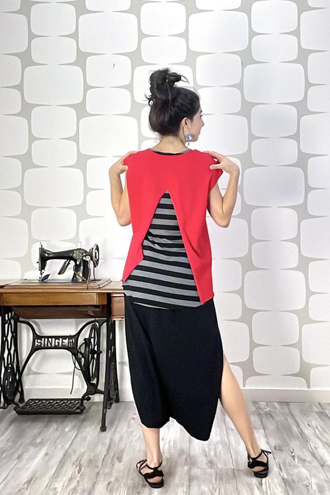 outfit con maglia avaler sartoriale rossa, pantagonna jupe sartoriale nera, canotta a riga larga grigio e nero 
