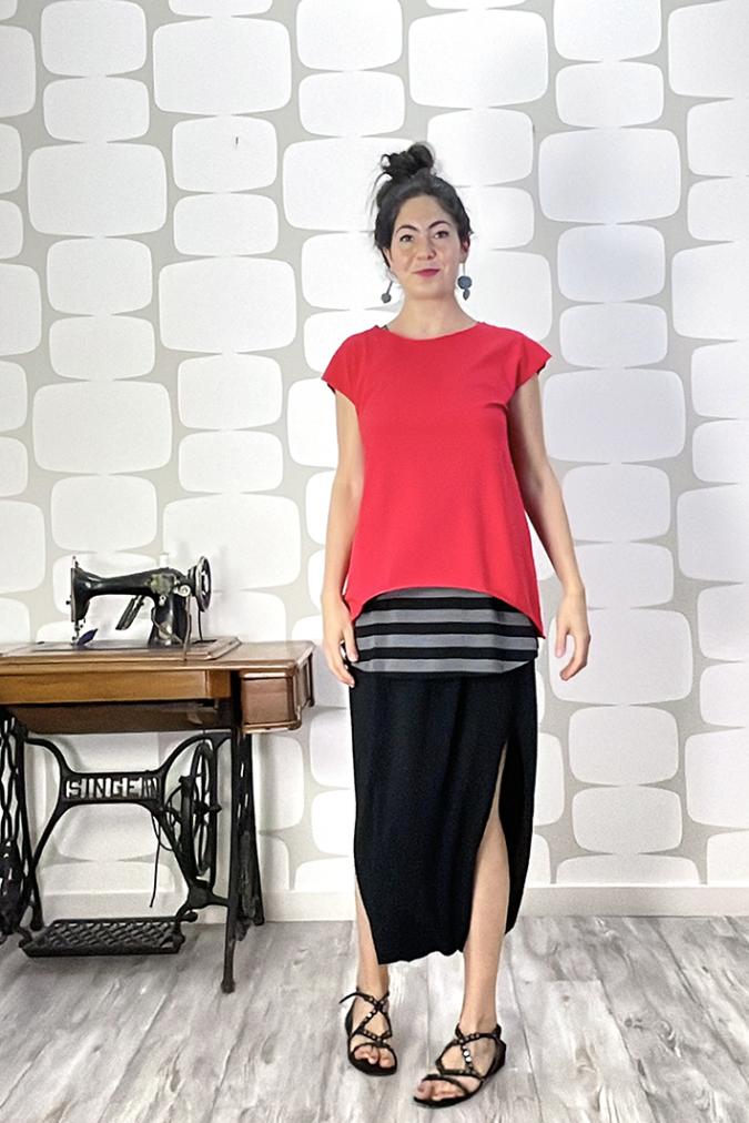 outfit con maglia avaler sartoriale rossa, pantagonna jupe sartoriale nera, canotta a riga larga grigio e nero 
