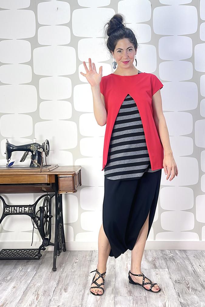 outfit con maglia avaler sartoriale rossa, pantagonna jupe sartoriale nera, canotta a riga larga grigio e nero 