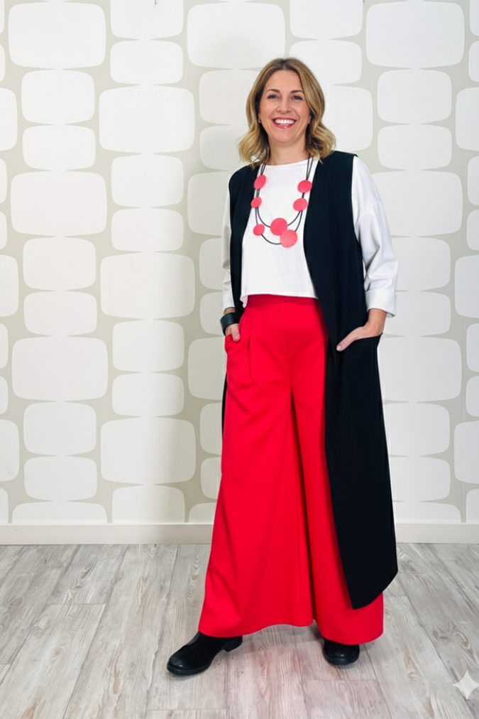 outfit Maxi Gilet Lungo sartoriale nero, Maglia Basil bianco, Pantalone Bernard rosso