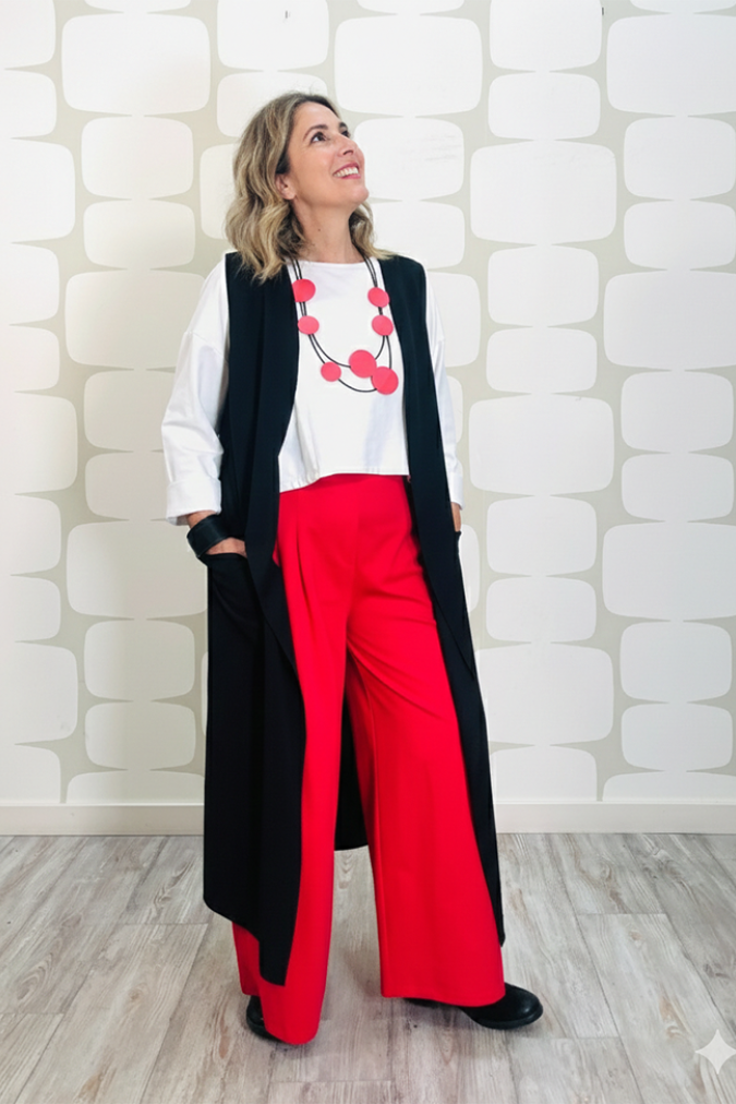 outfit Maxi Gilet Lungo sartoriale nero, Maglia Basil bianco, Pantalone Bernard rosso