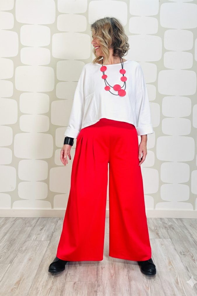 outfit con Maglia Basil bianca e Pantalone Bernard rosso