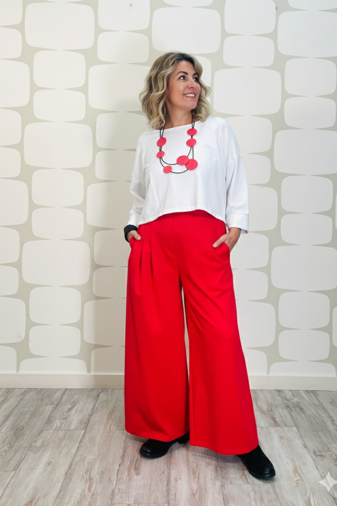outfit con Maglia Basil bianca e Pantalone Bernard rosso