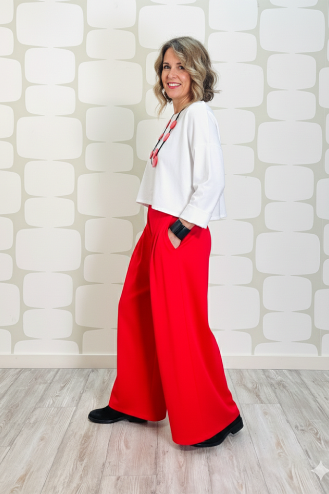 outfit con Maglia Basil bianca e Pantalone Bernard rosso