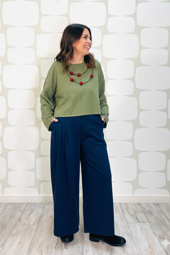 outfit con Maglia Basil verde e Pantalone Bernard blu