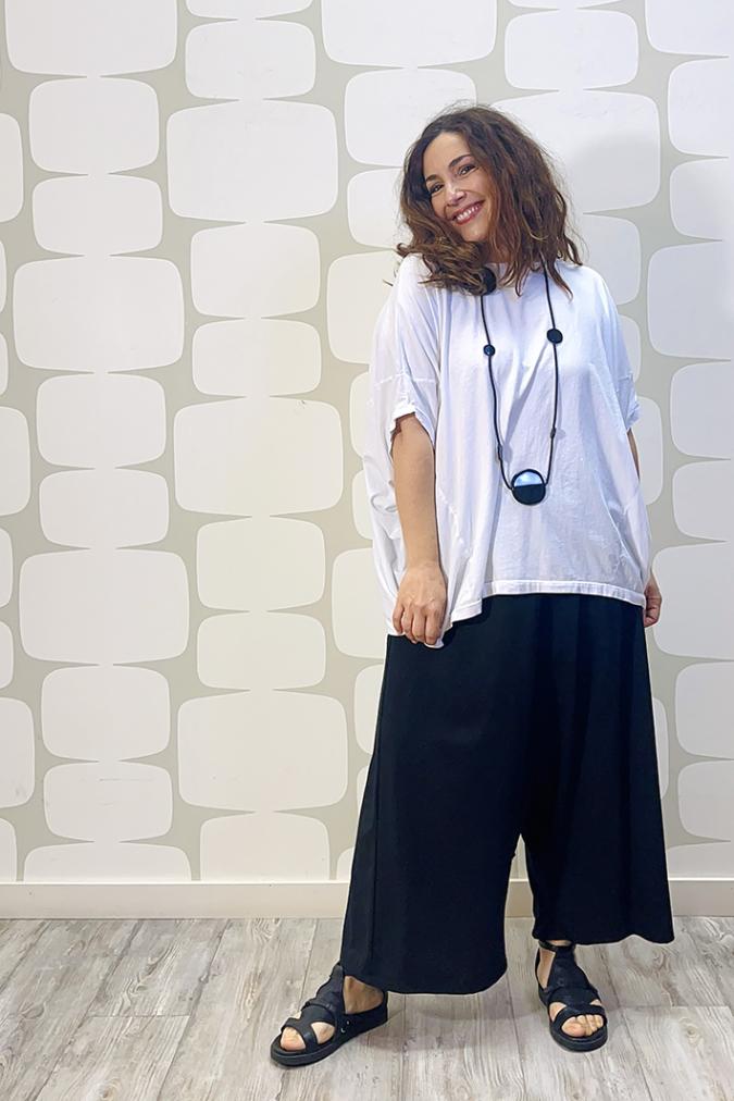 outfit con maglia webew bianca e Pantalone bentley nero