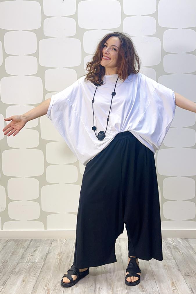 outfit con maglia webew bianca e Pantalone bentley nero