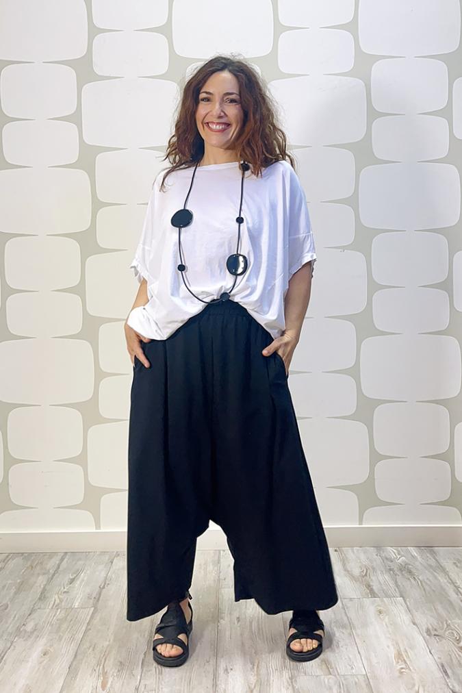 outfit con maglia webew bianca e Pantalone bentley nero