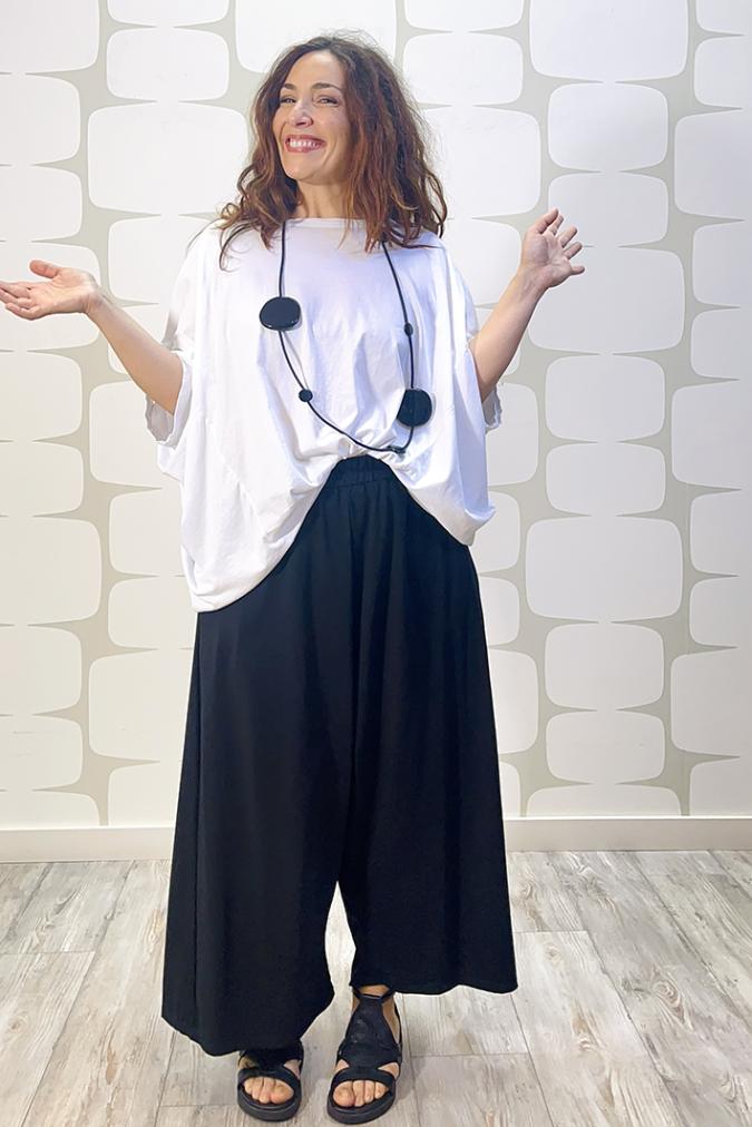 outfit con maglia webew bianca e Pantalone bentley nero
