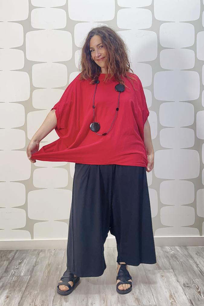 outfit con maglia webew rossa e Pantalone bentley nero