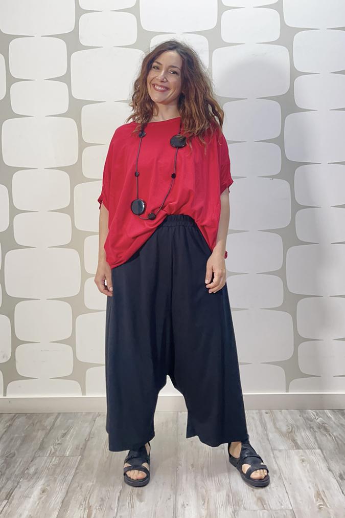 outfit con maglia webew rossa e Pantalone bentley nero