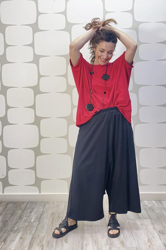 outfit con maglia webew rossa e Pantalone bentley nero