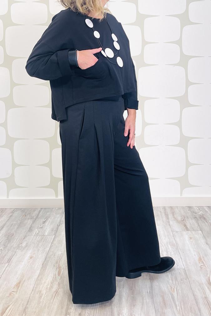 outfit con Maglia Basil nera e Pantalone Bernard nero