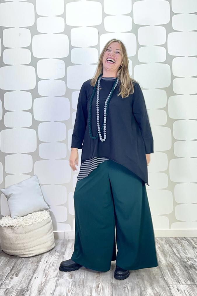 outfit sartoriale curvy con maglia betta sartoriale nera, canotta telly a righe grigio nero sartoriale, pantalone palace karlsson sartoriale verde - fabbrica di giuggiole