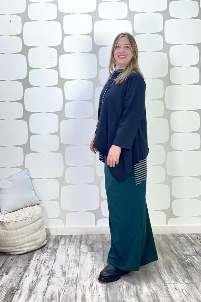 outfit sartoriale curvy con maglia betta sartoriale nera, canotta telly a righe grigio nero sartoriale, pantalone palace karlsson sartoriale verde - fabbrica di giuggiole