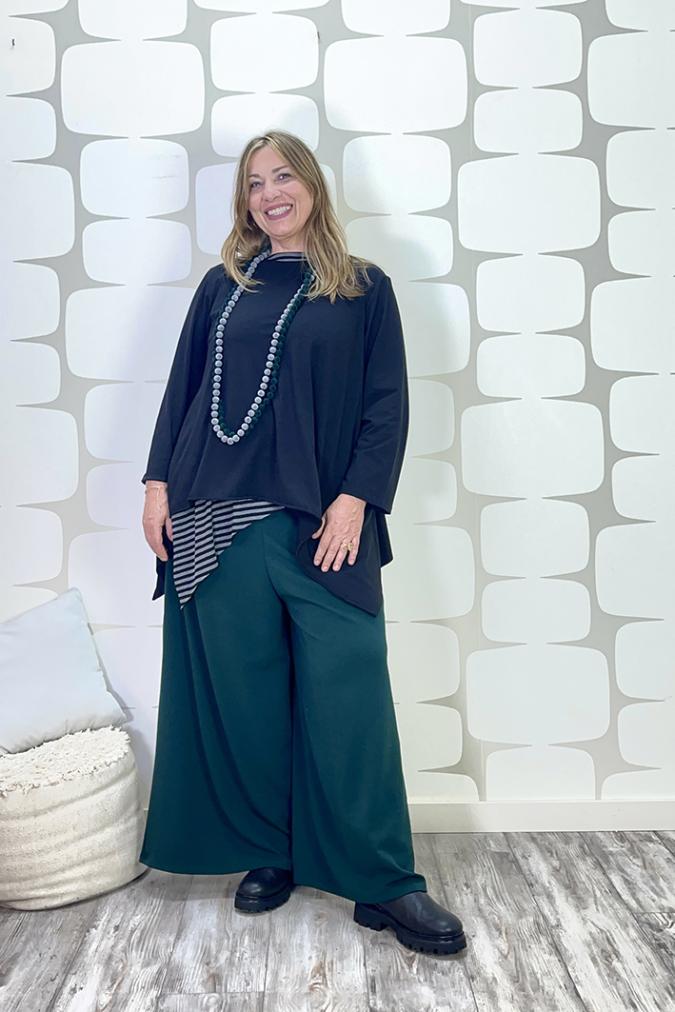 outfit sartoriale curvy con maglia betta sartoriale nera, canotta telly a righe grigio nero sartoriale, pantalone palace karlsson sartoriale verde - fabbrica di giuggiole