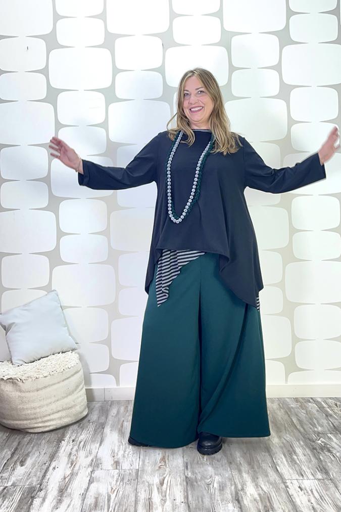 outfit sartoriale curvy con maglia betta sartoriale nera, canotta telly a righe grigio nero sartoriale, pantalone palace karlsson sartoriale verde - fabbrica di giuggiole