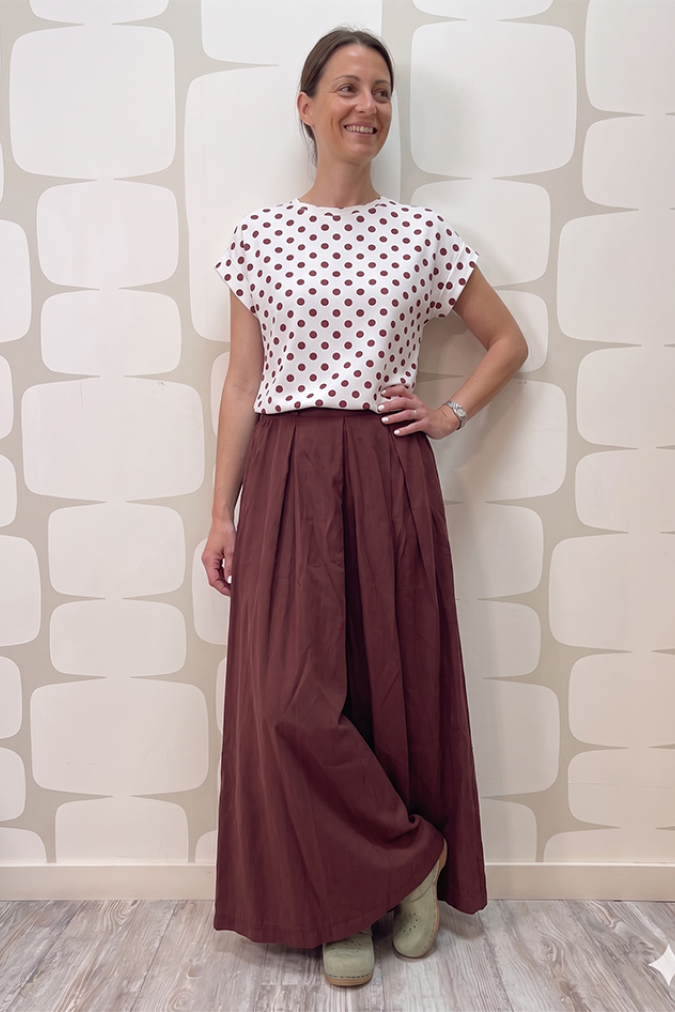 OUTFIT T-shirt Blanche a pois rossi e Pantalone Odine vino