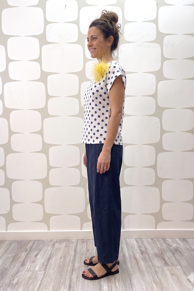 outfit con T-shirt Blanche a pois blu e Pantalone Thora blu
