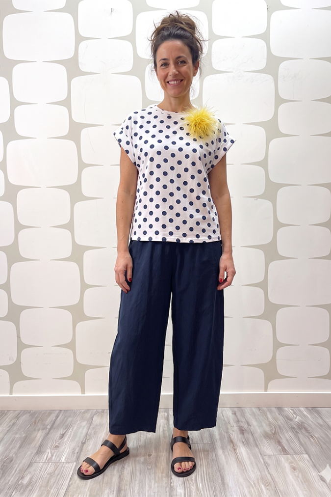 outfit con T-shirt Blanche a pois blu e Pantalone Thora blu