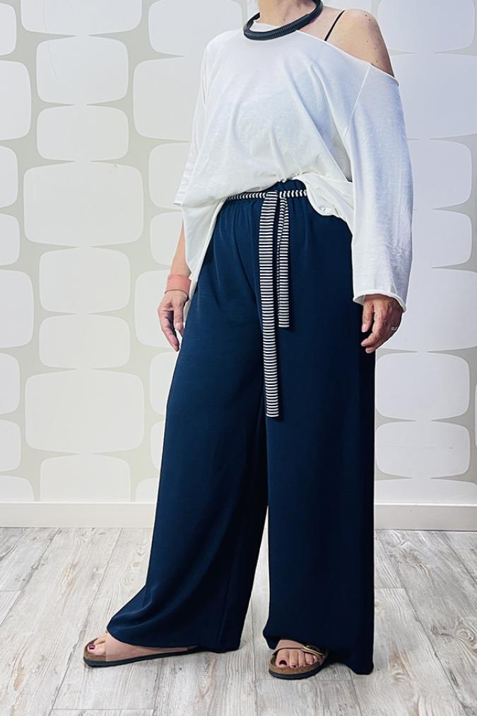  OUTFIT con Maglia Sophie sartoriale bianca e Pantalone Bogotà blu
