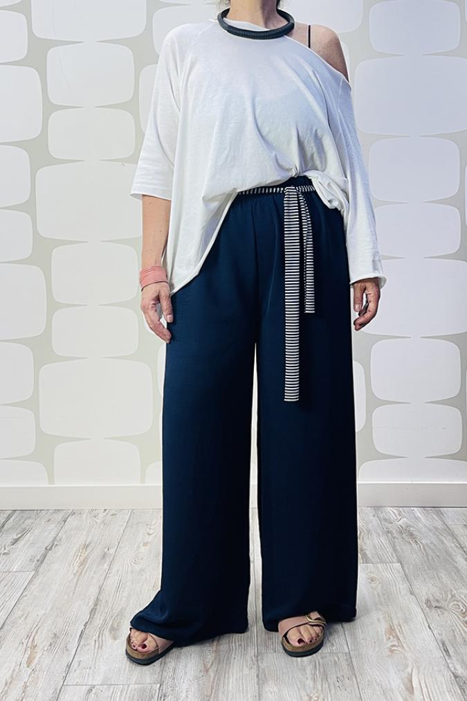  OUTFIT con Maglia Sophie sartoriale bianca e Pantalone Bogotà blu