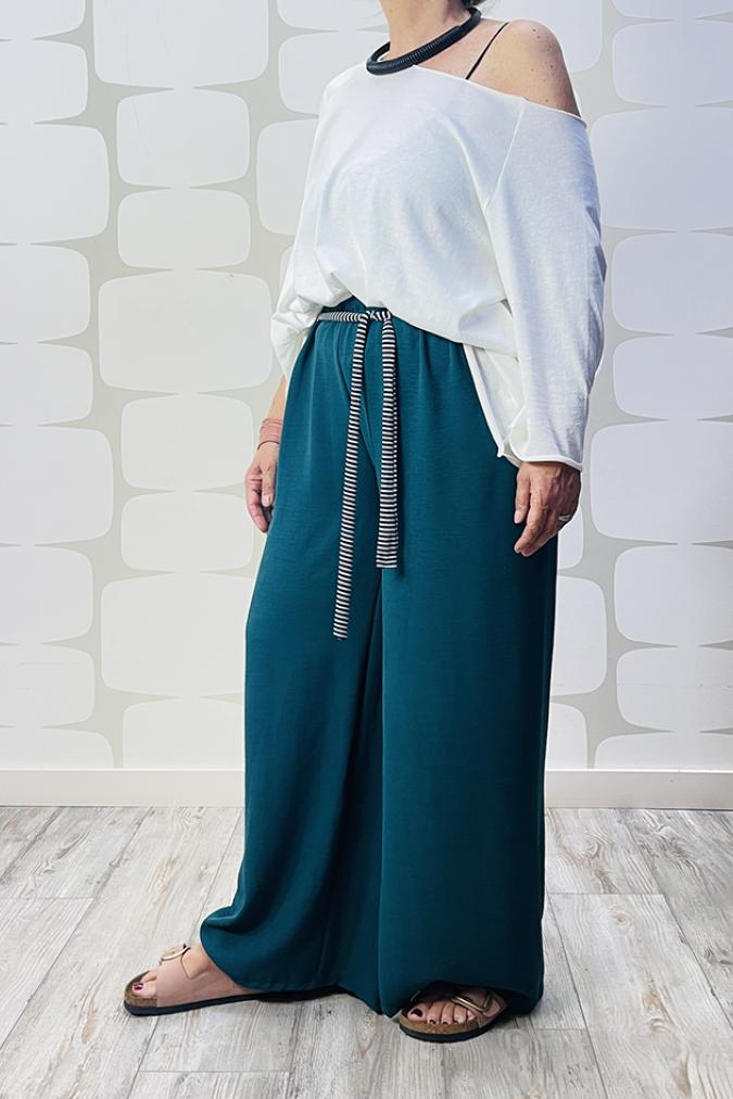  OUTFIT con Maglia Sophie sartoriale bianca e Pantalone Bogotà ottanio