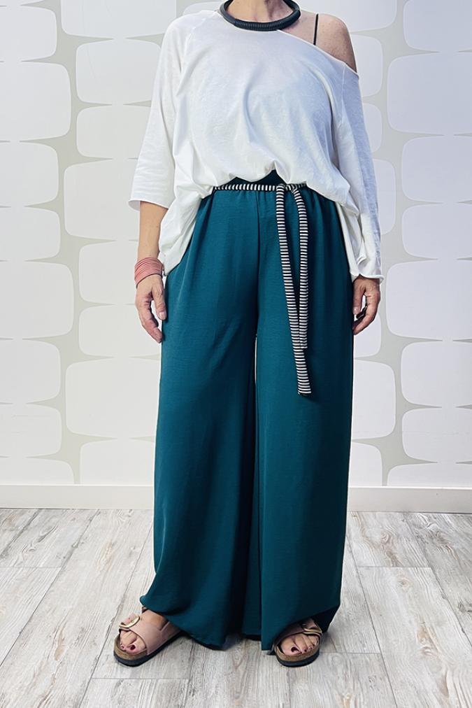  OUTFIT con Maglia Sophie sartoriale bianca e Pantalone Bogotà ottanio