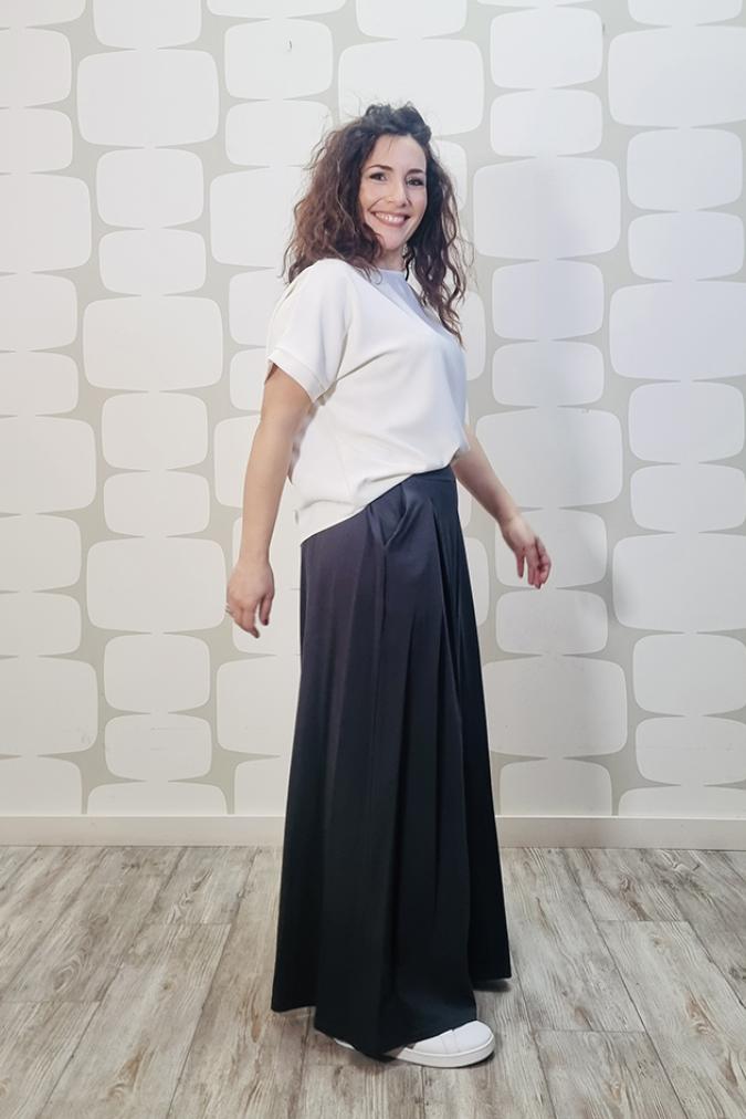 outfit con Maglia Perkins bianca e Pantalone Buckley grigio