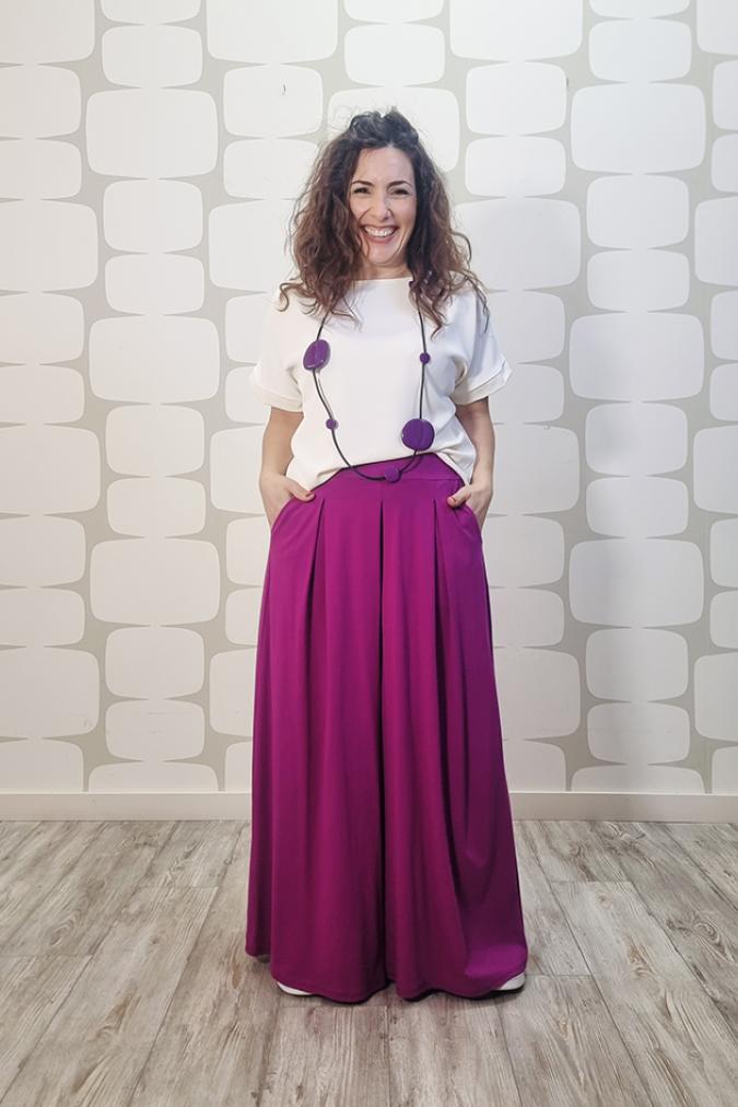 outfit con Maglia Perkins bianca e Pantalone Buckley magenta