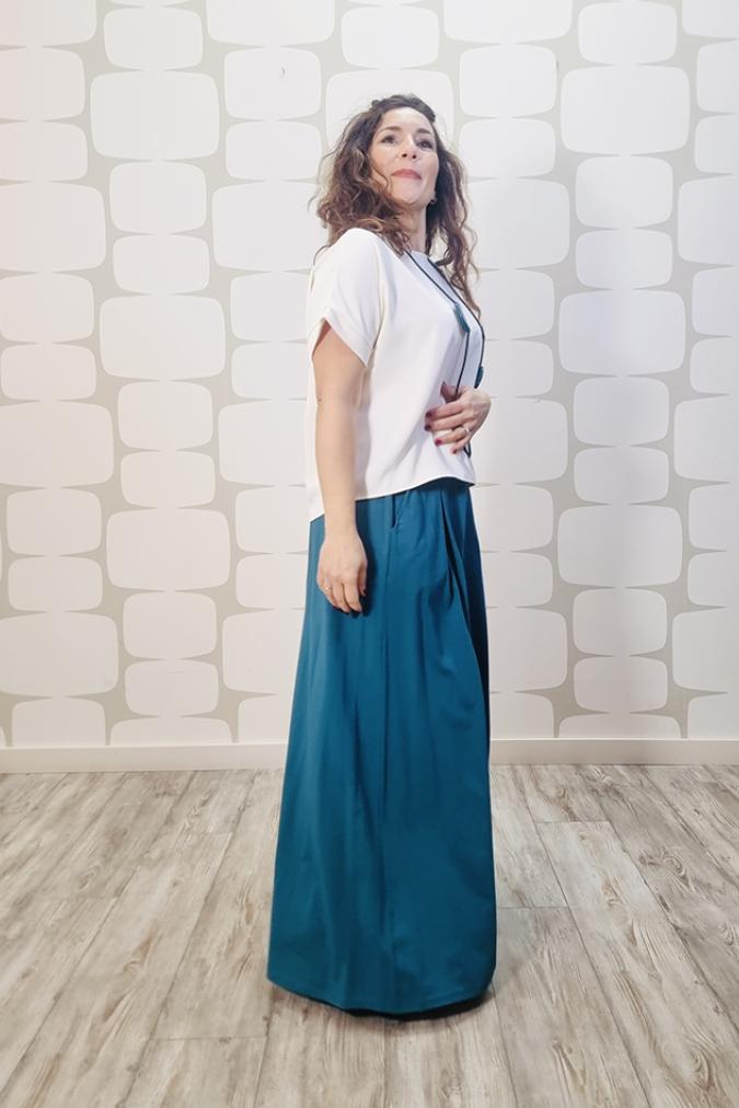 outfit con Maglia Perkins bianca e Pantalone Buckley petrolio