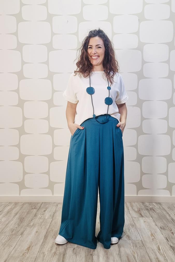 outfit con Maglia Perkins bianca e Pantalone Buckley petrolio