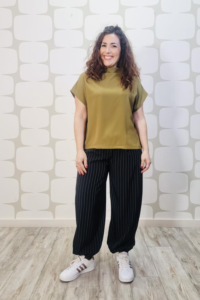 outfit con Blusa Harriet verde e Pantalone Buffay