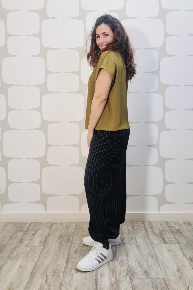 outfit con Blusa Harriet verde e Pantalone Buffay
