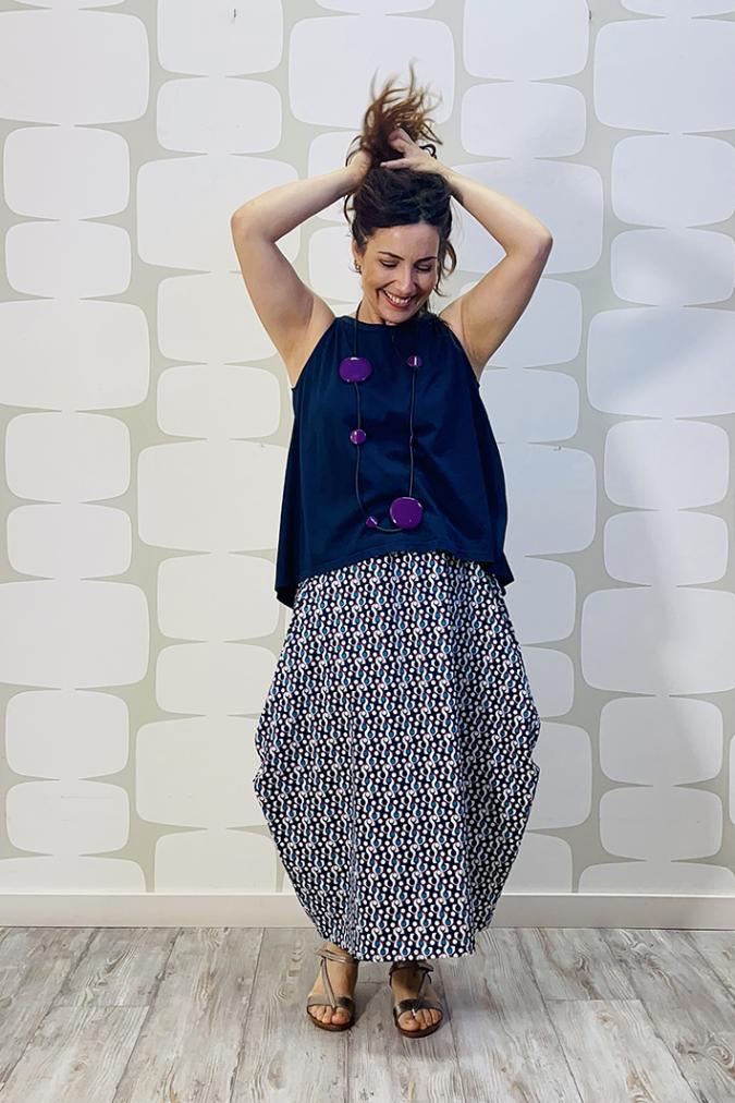 outfit con Canotta Fonzie blu e Gonna Butterfly Eyes sartoriale