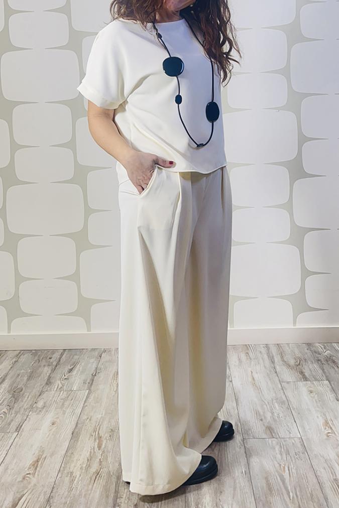 outfit con Maglia Perkins bianca e Pantalone Carmichael bianco