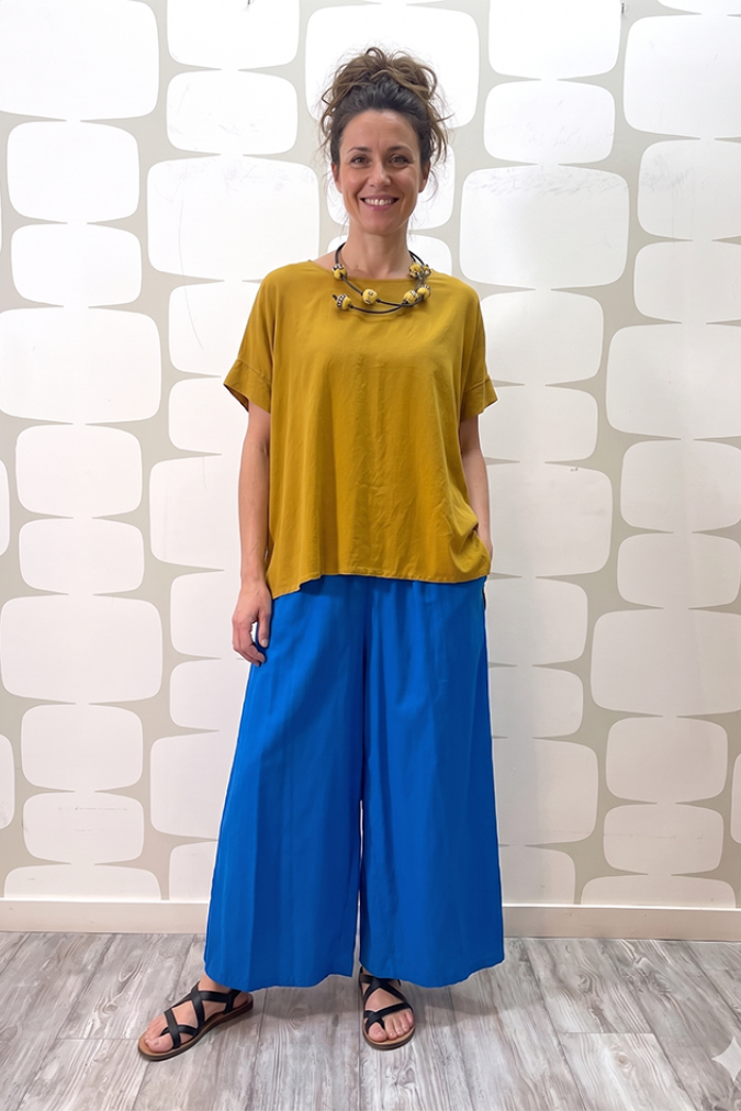 outfit con Maglia Cecile ocra e Pantalone Simone bluette