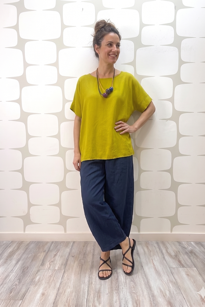 OUTFIT Blusa Cecile verde olio e Pantalone Thora blu