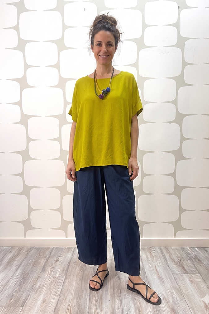 OUTFIT Blusa Cecile verde olio e Pantalone Thora blu