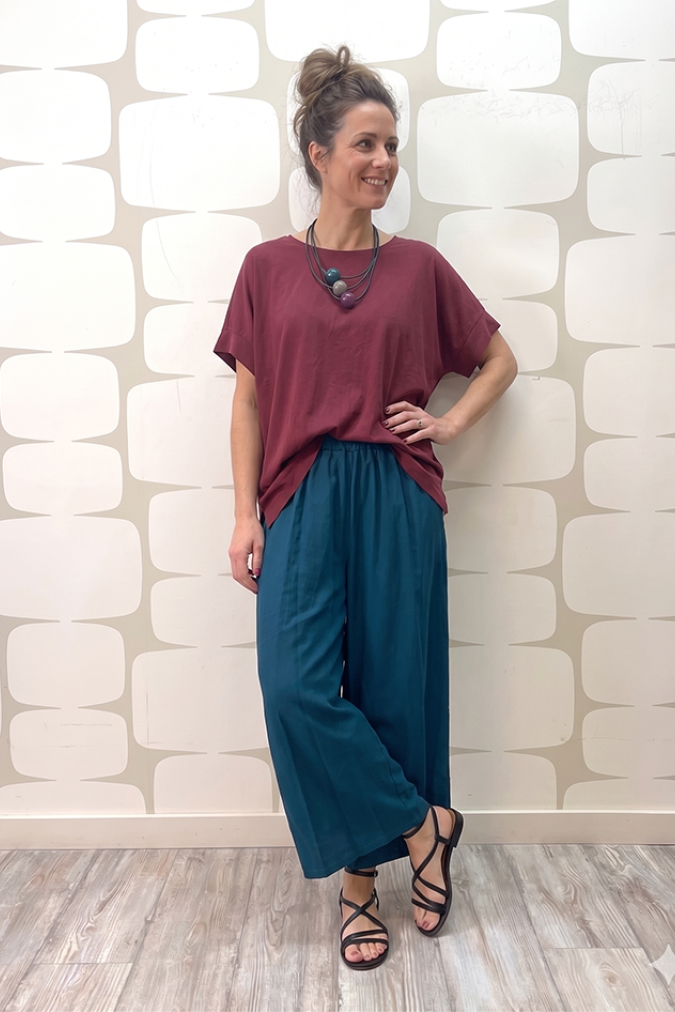 outfit con Maglia Cecile vino e Pantalone Simone petrolio