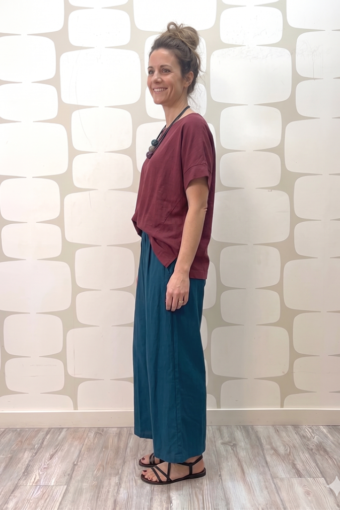 outfit con Maglia Cecile vino e Pantalone Simone petrolio