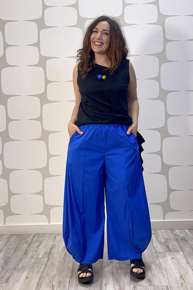 outfit con canotta florence nero e Pantalone Charlie blu