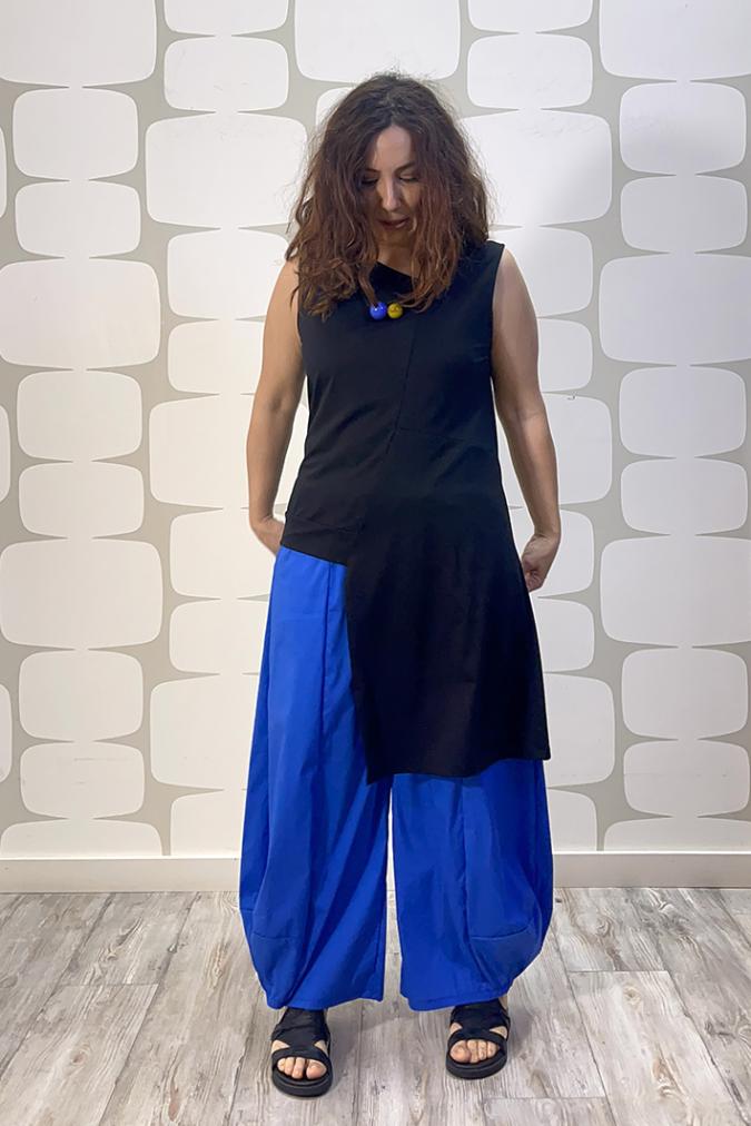 outfit con canotta florence nero e Pantalone Charlie blu