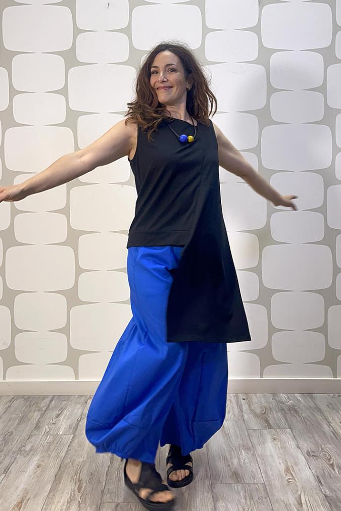 outfit con canotta florence nero e Pantalone Charlie blu