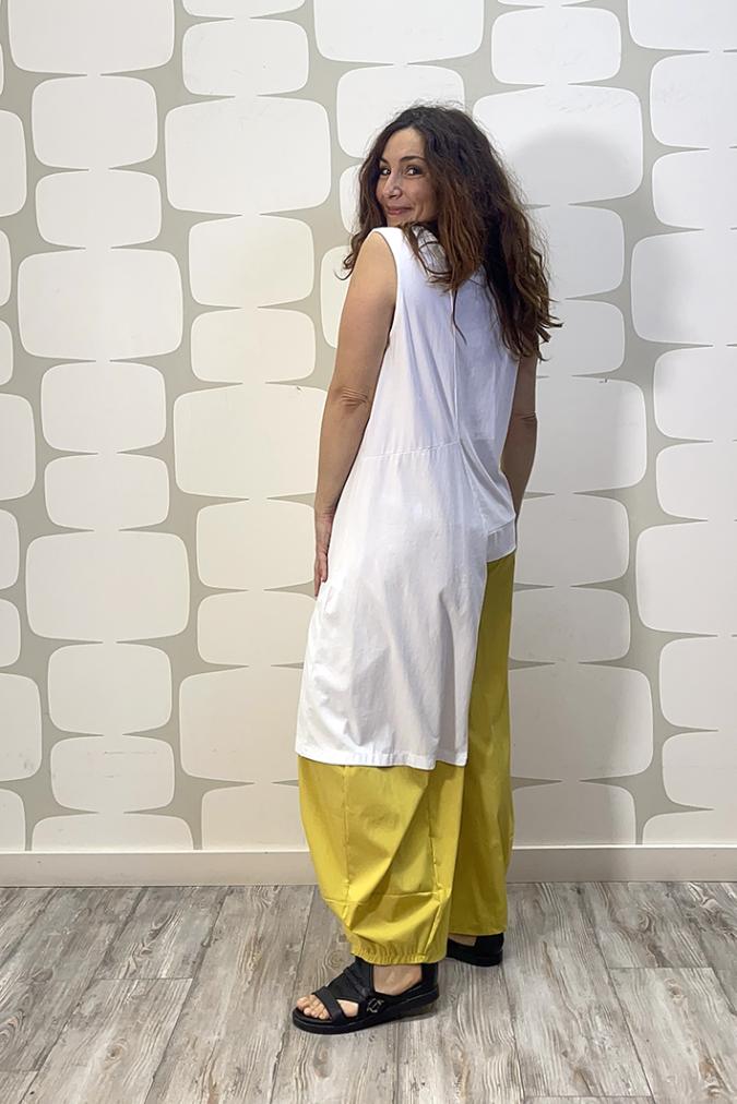 outfit con canotta florence bianca e Pantalone Charlie giallo