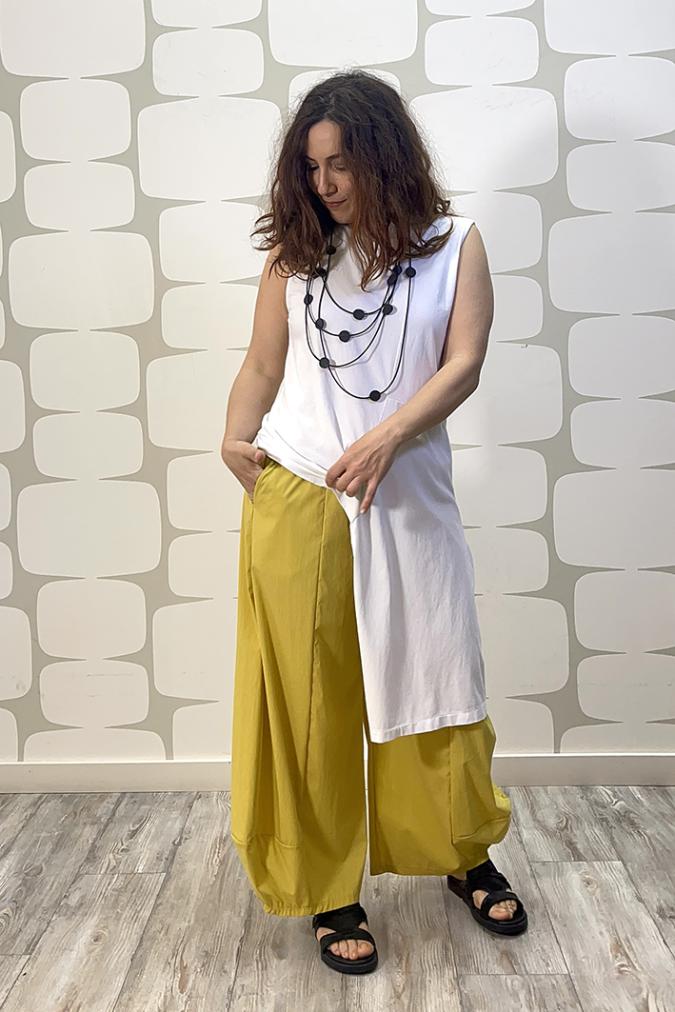 outfit con canotta florence bianca e Pantalone Charlie giallo
