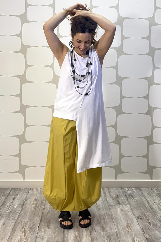 outfit con canotta florence bianca e Pantalone Charlie giallo