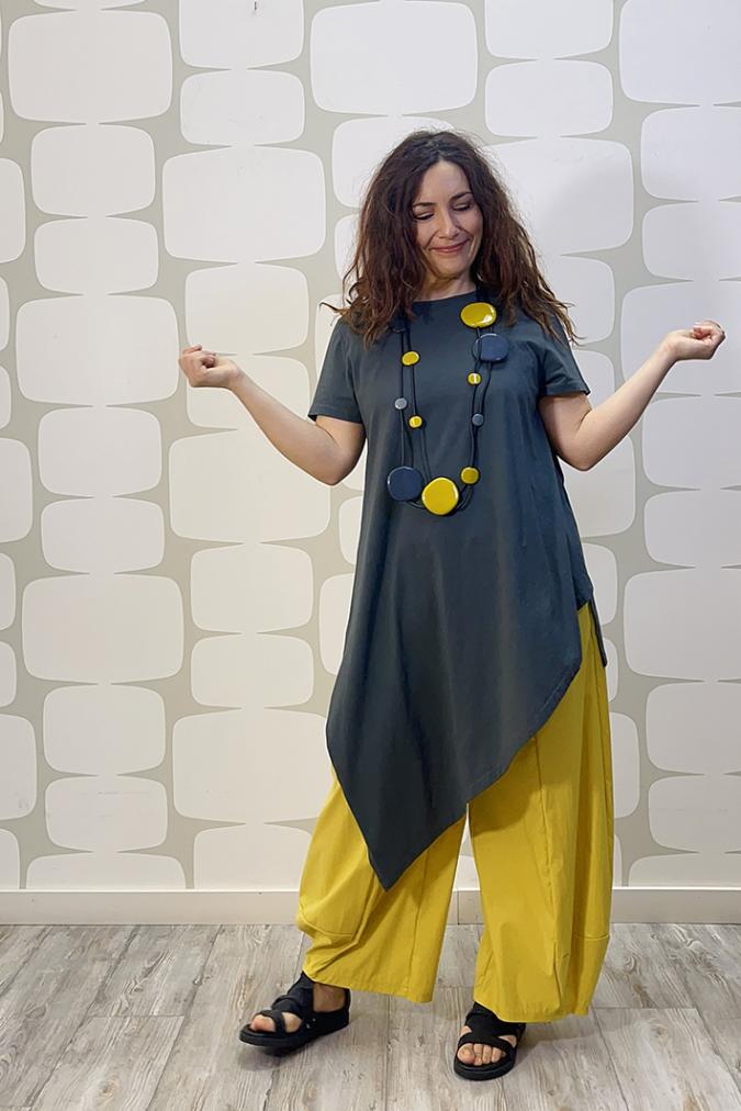 OUTFIT CON Abito Hart grigio e Pantalone Charlie giallo